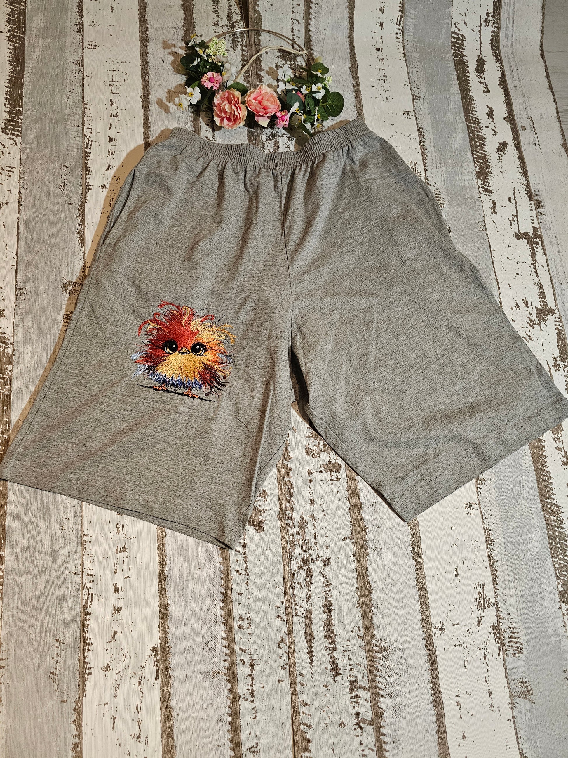 Kurze graue Jogginghose bestickt mit einem Huhn veredelt durch die Pfötchenboutique 