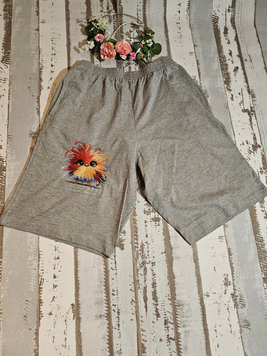 Kurze graue Jogginghose bestickt mit einem Huhn veredelt durch die Pfötchenboutique 