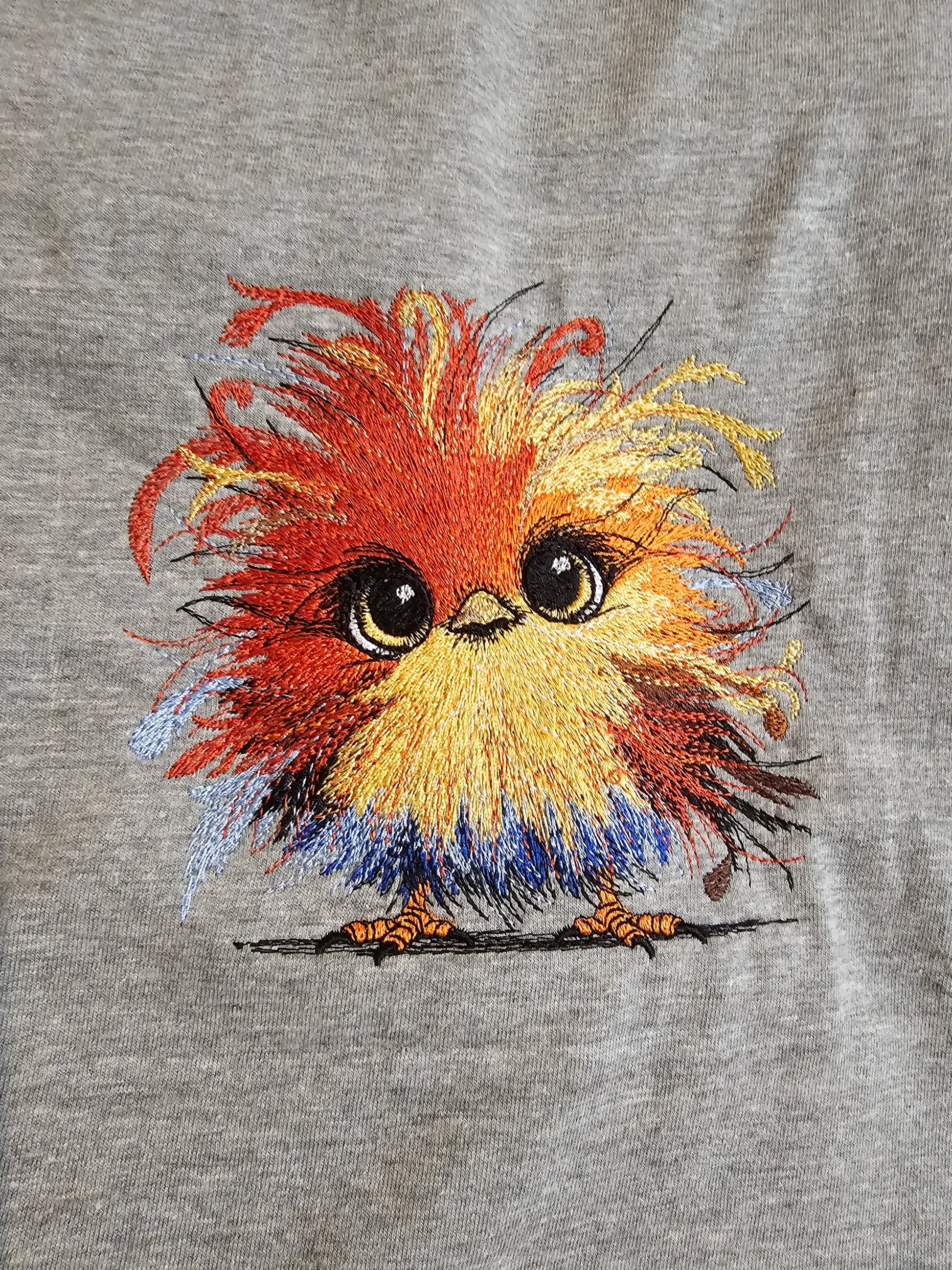 Kurze graue Jogginghose bestickt mit einem Huhn veredelt durch die Pfötchenboutique 