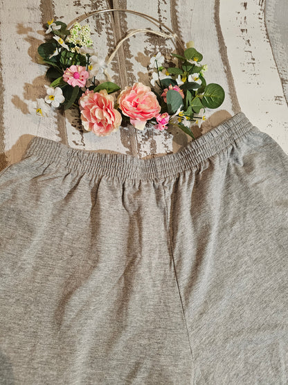 Kurze graue Jogginghose bestickt mit einem Huhn veredelt durch die Pfötchenboutique 