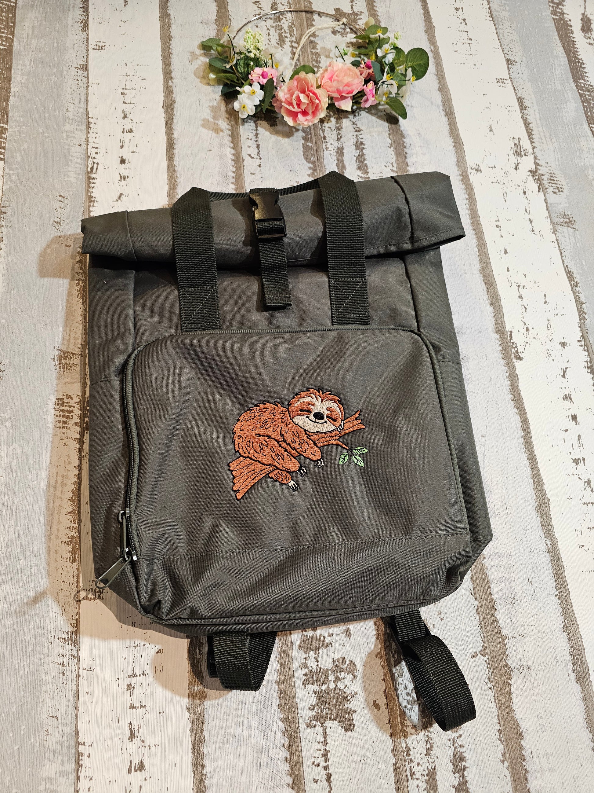 Khaki farbener Rucksack mit Bestickung eines Faultiers veredelt durch die Pfötchenboutique