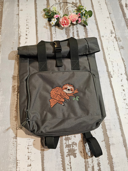 Khaki farbener Rucksack mit Bestickung eines Faultiers veredelt durch die Pfötchenboutique