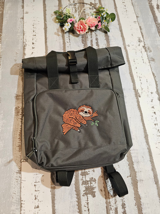 Khaki farbener Rucksack mit Bestickung eines Faultiers veredelt durch die Pfötchenboutique