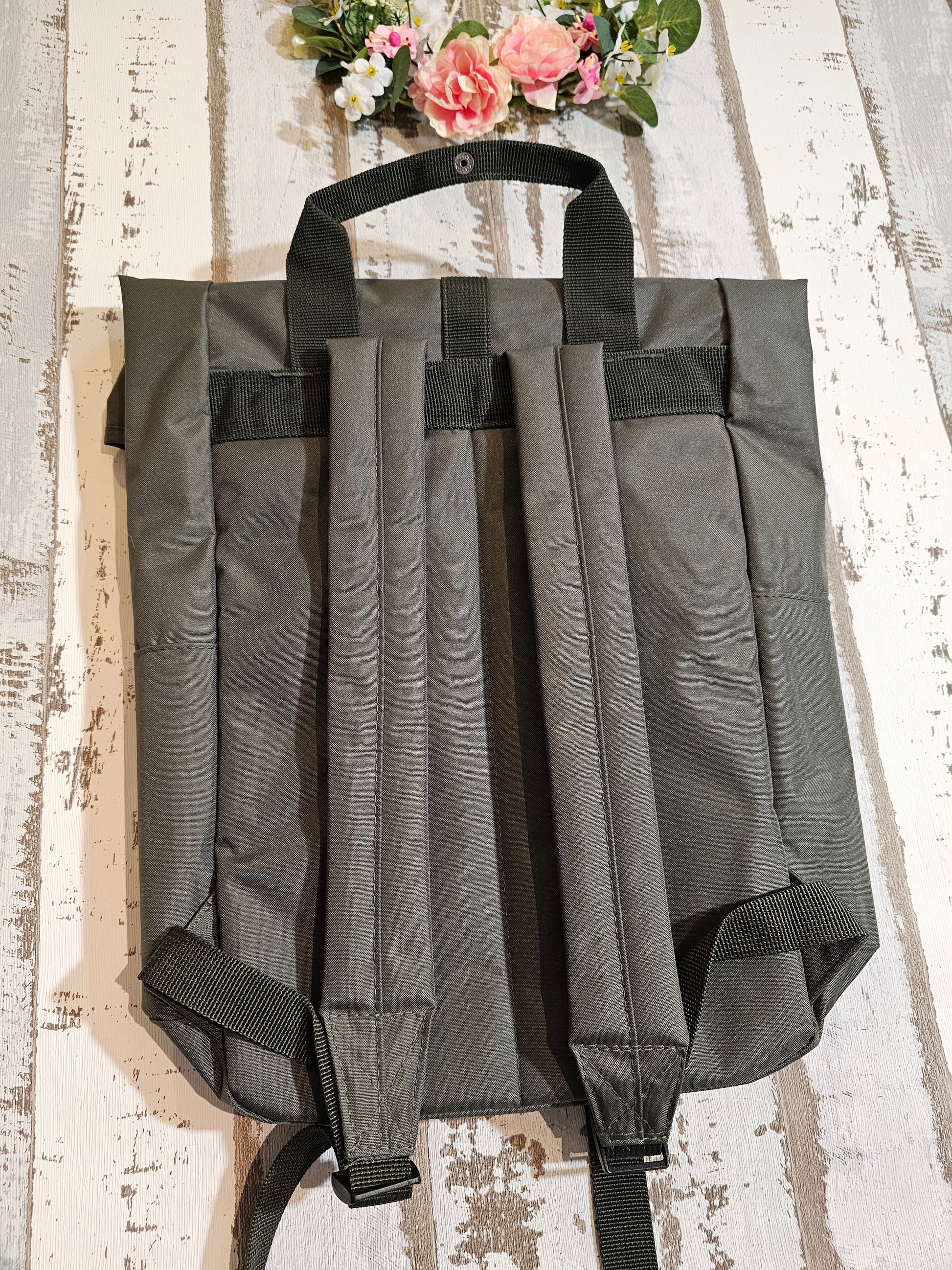 Khaki farbener Rucksack mit Bestickung eines Faultiers veredelt durch die Pfötchenboutique