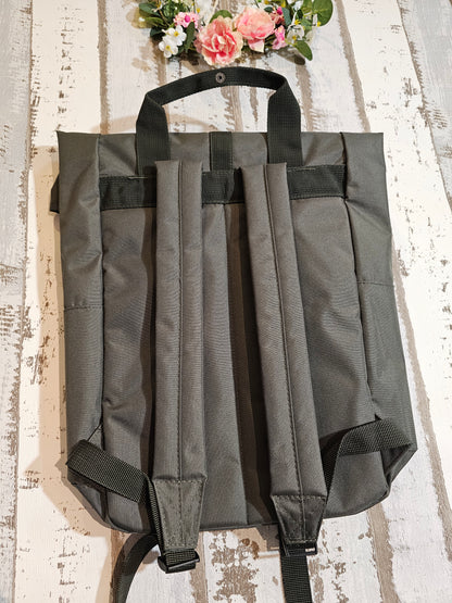 Khaki farbener Rucksack mit Bestickung eines Faultiers veredelt durch die Pfötchenboutique
