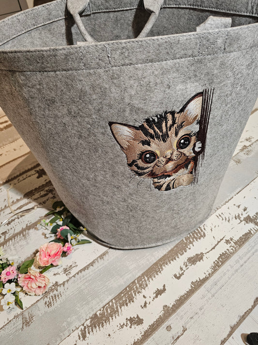 Spielzeugkorb für Katzenspielzeug, grau mit bestickter Katze veredelt durch die Pfötchenboutique
