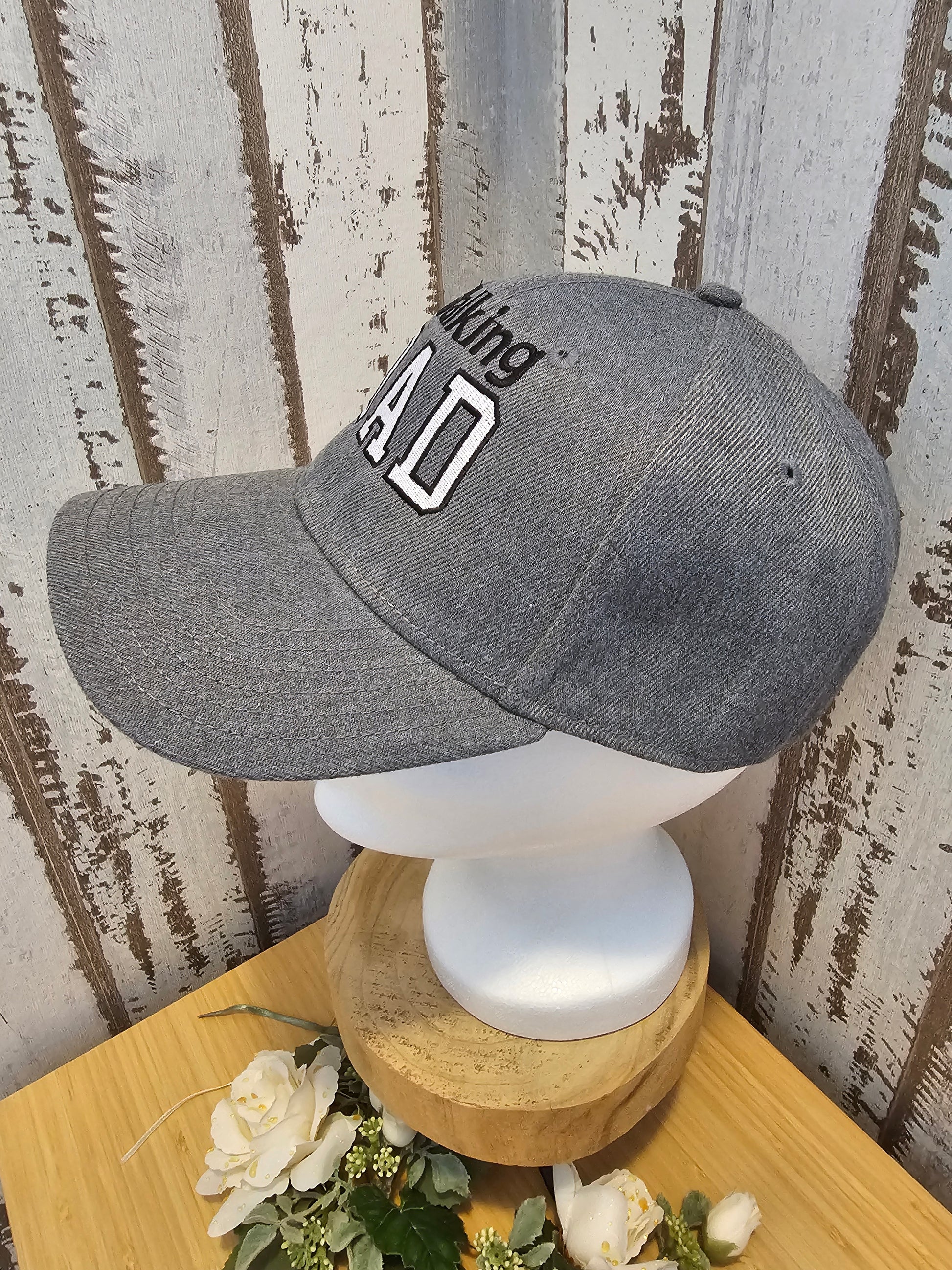 Cap mit Bestickung "Walking Dad" in Grau schwarz und weiss indivisualisiert durch die Pfötchenboutique