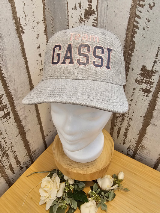 Graue Cap mit Bestickung Team Gassi in rosa grauer Schrift individualisiert durch die Pfötchenboutique