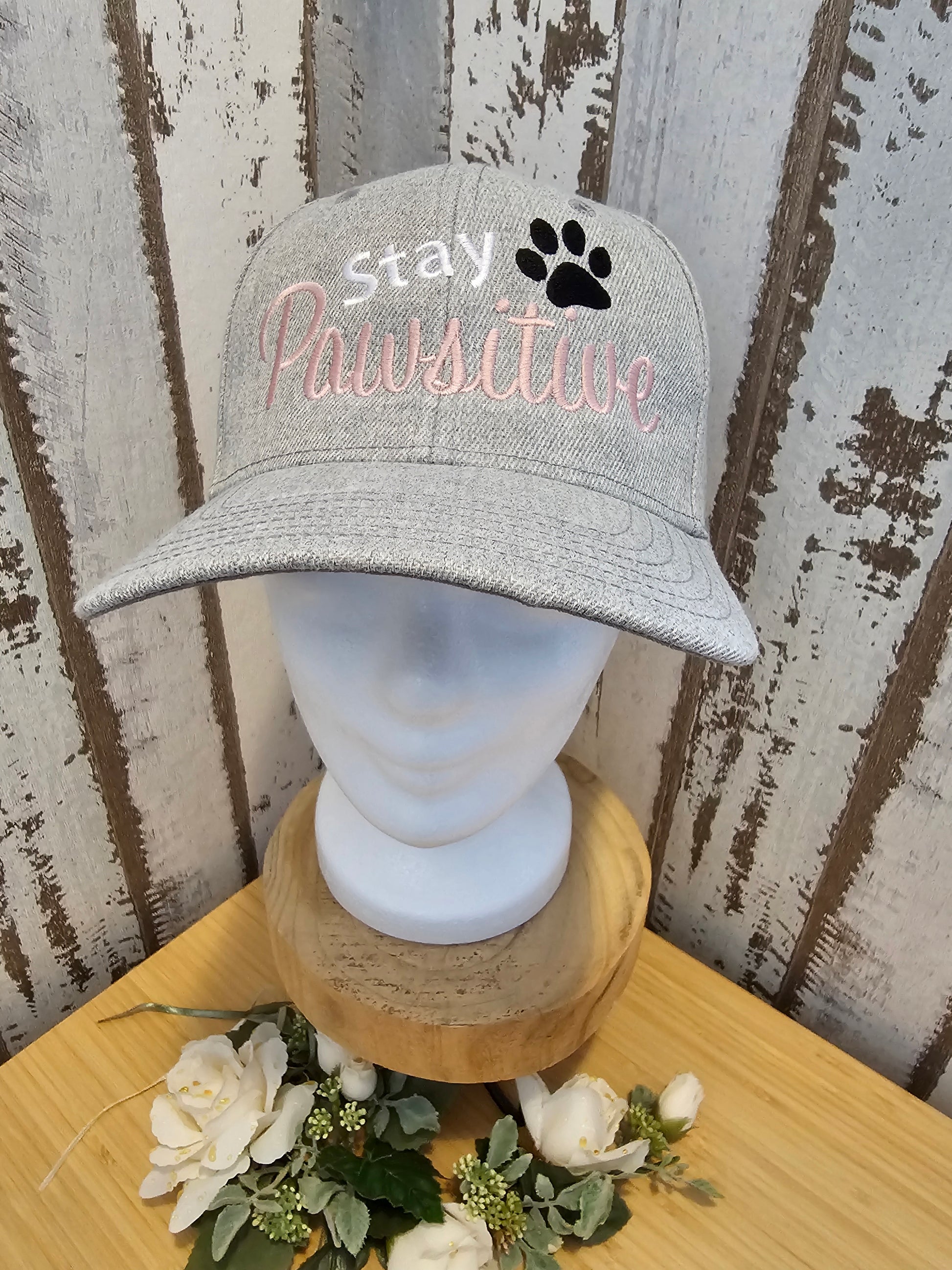 Cap in grau mit Aufschrift Stay Pawsitive individualisiert von der Pfötchenboutique