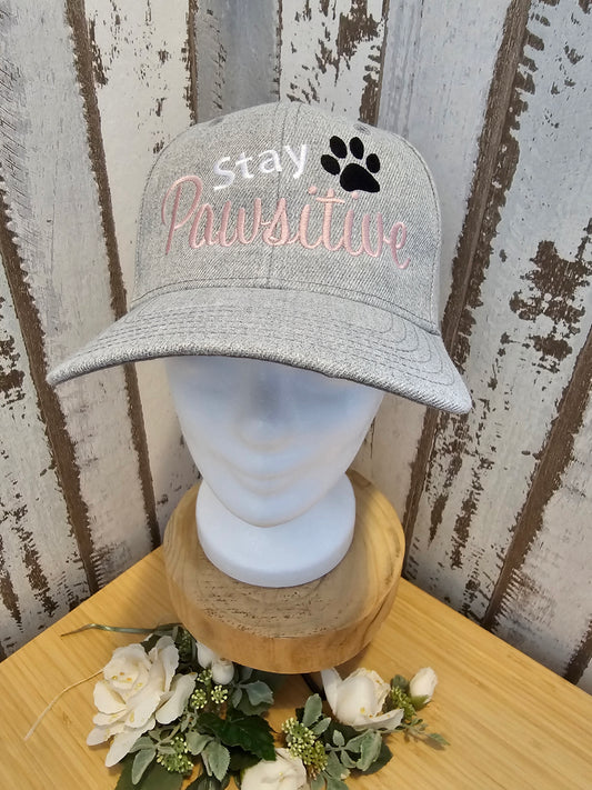 Cap in grau mit Aufschrift Stay Pawsitive individualisiert von der Pfötchenboutique