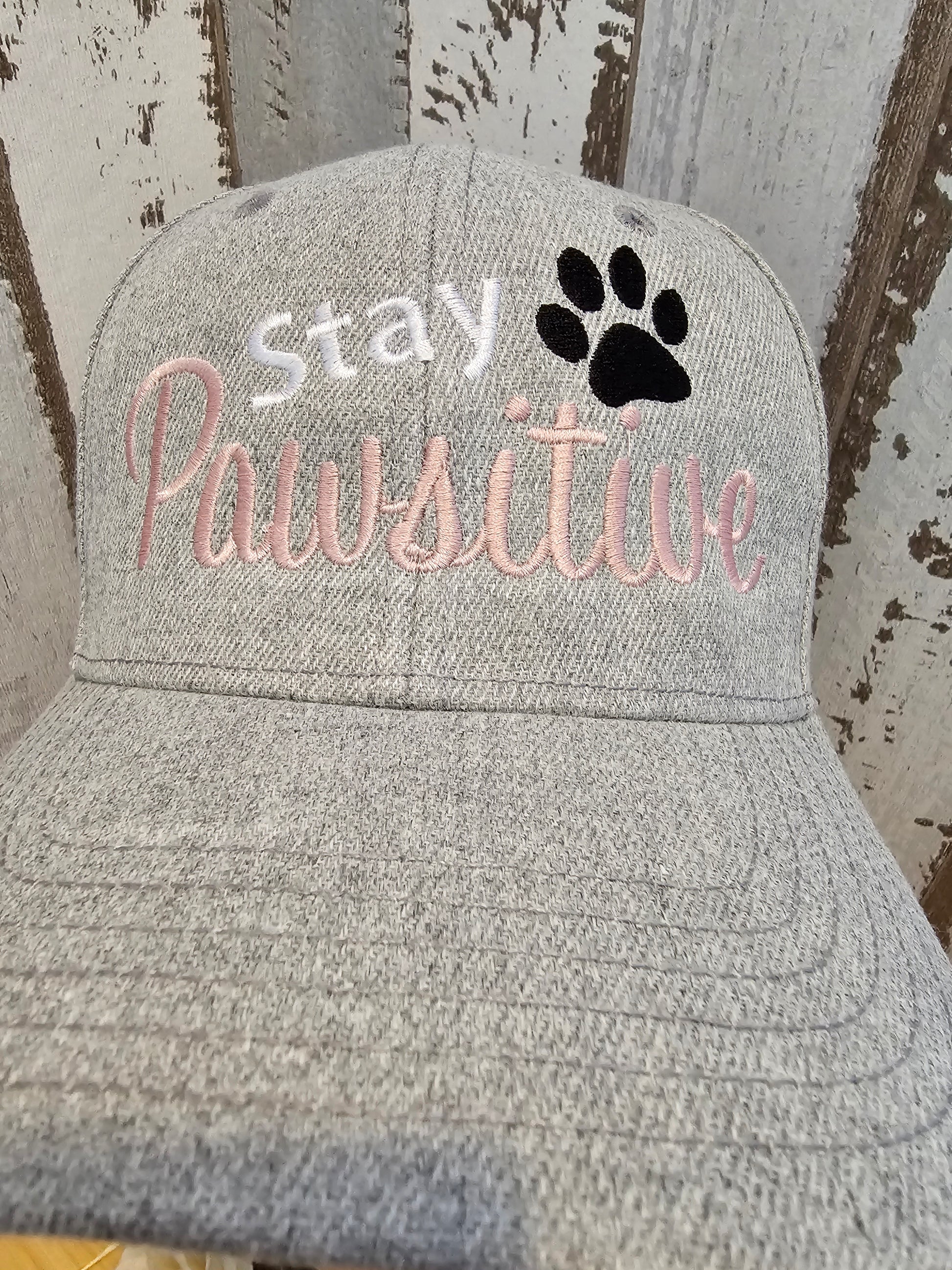 Cap in grau mit Aufschrift Stay Pawsitive individualisiert von der Pfötchenboutique