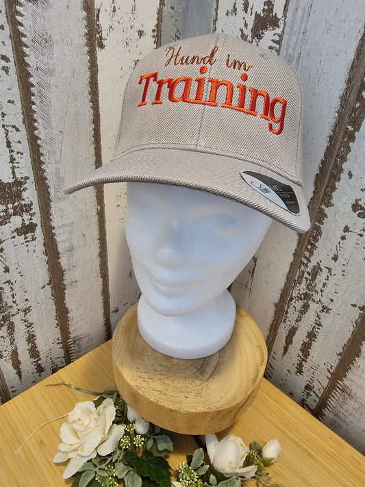 Graue Cap mit Bestickung "Hund im Training" individualisiert von der Pfötchenboutique