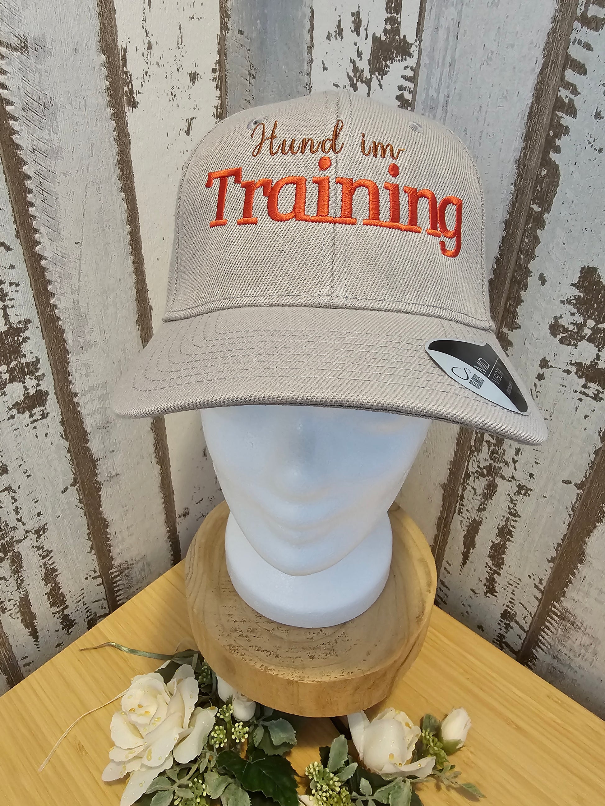 Graue Cap mit Bestickung "Hund im Training" individualisiert von der Pfötchenboutique