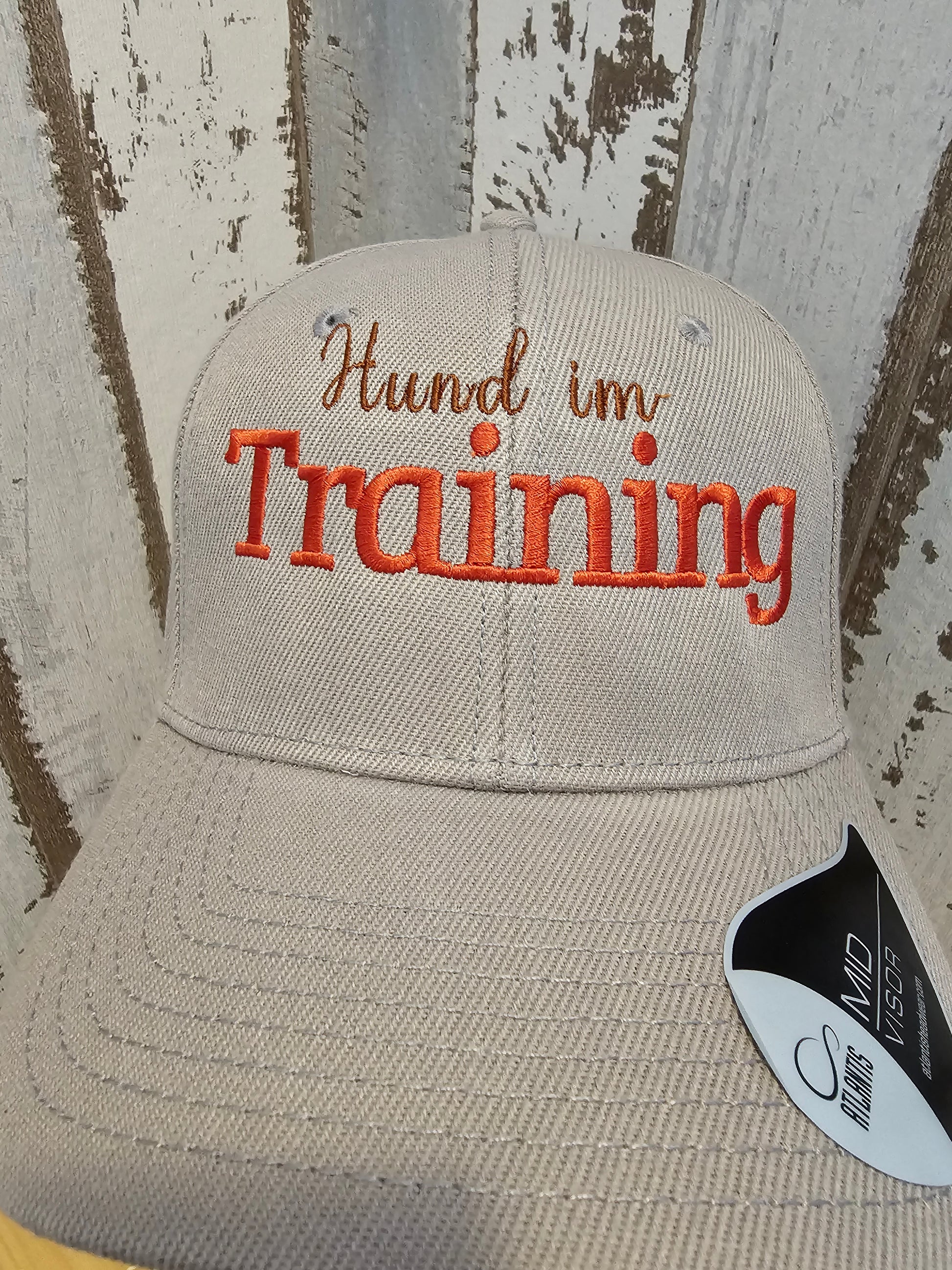 Graue Cap mit Bestickung "Hund im Training" individualisiert von der Pfötchenboutique