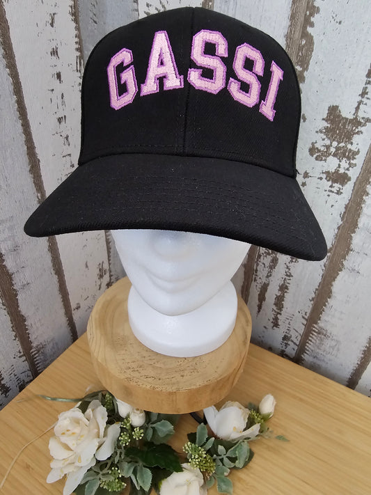Schwarze Cap bestickt mit dem Wort Gassi von der Pfötchenboutique