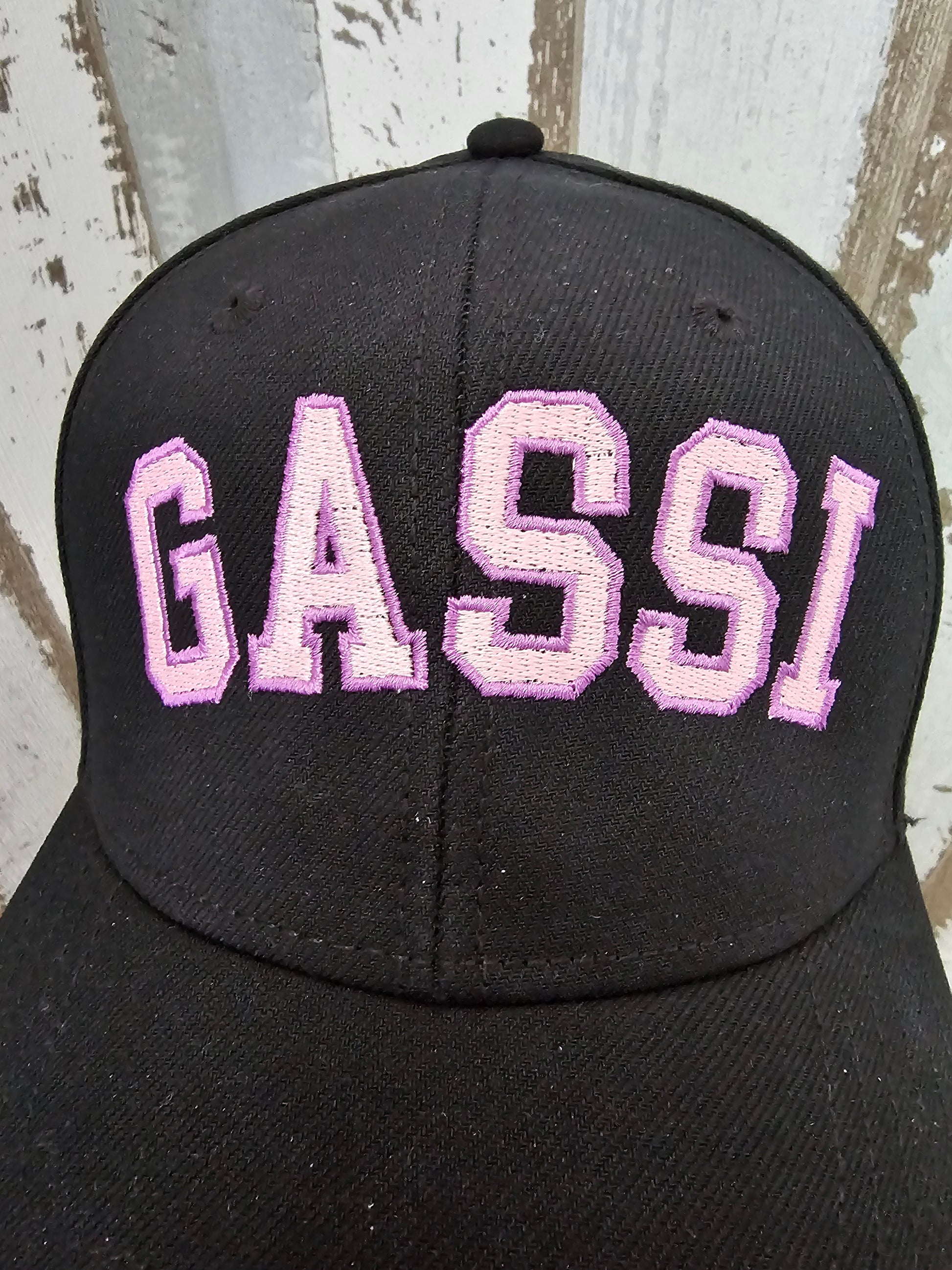 Schwarze Cap bestickt mit dem Wort Gassi von der Pfötchenboutique
