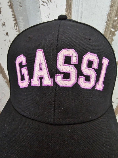 Schwarze Cap bestickt mit dem Wort Gassi von der Pfötchenboutique