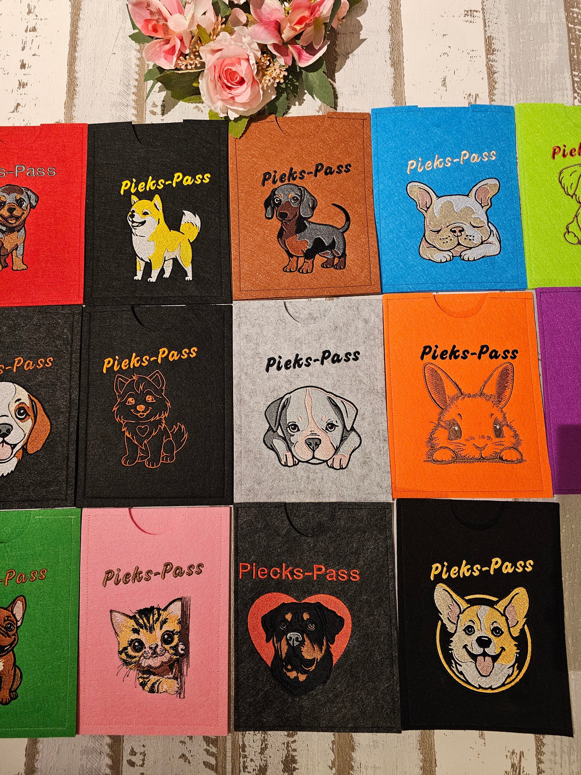Hüllen für den EU Heimtierausweis und den Impfpass von Haustieren, bestickt mit Wunschmotiv Hund, Katze oder Hase durch die Pfötchenboutique