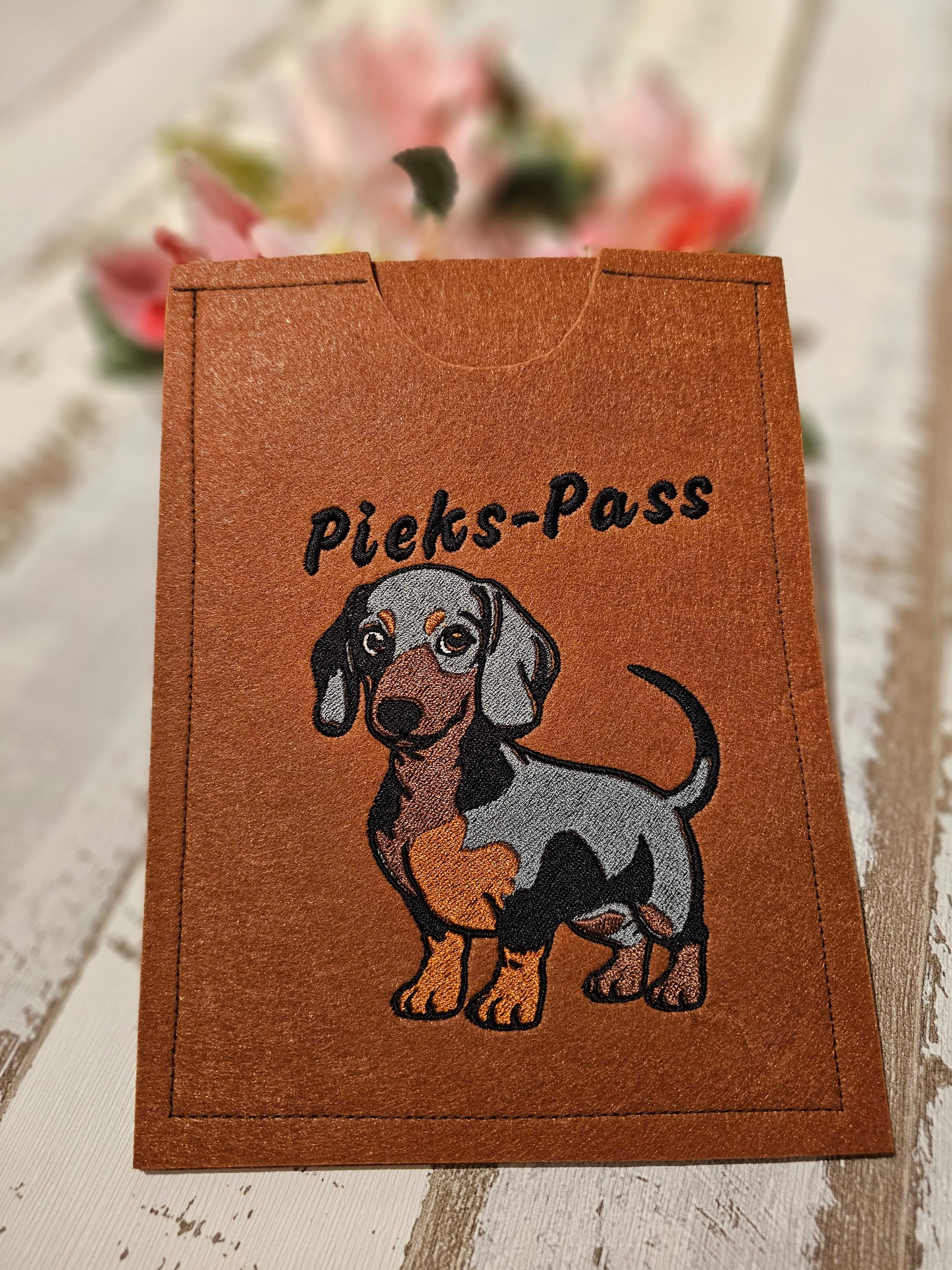 Hüllen für den EU Heimtierausweis und den Impfpass von Haustieren, bestickt mit Wunschmotiv Hund, Katze oder Hase durch die Pfötchenboutique