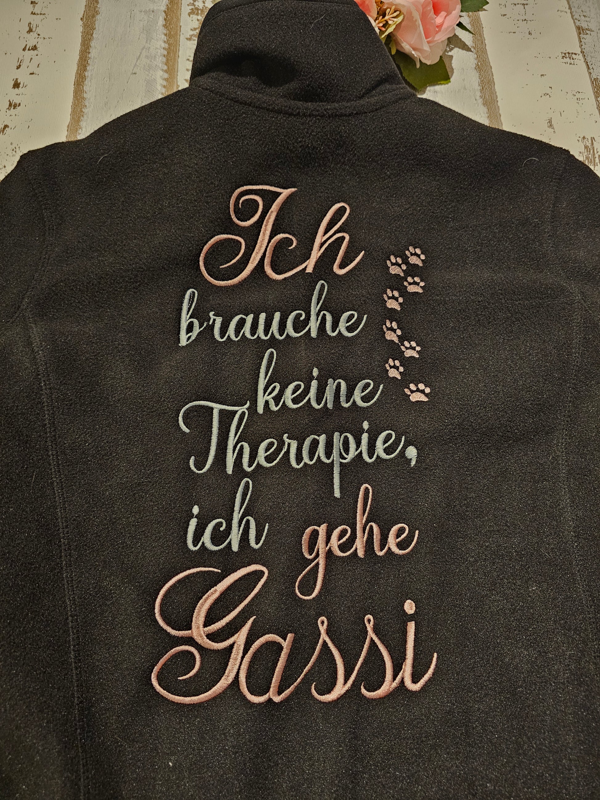 Bestickte Gassijacke "Ich brauche keine Therapie ich gehe Gassi" der Pfötchenboutique
