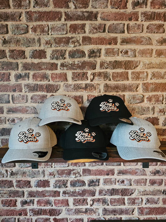 Bestickte Cappy mit dem Motiv "Dog mom" individualisierte Geschenkidee der Pfötchenboutique