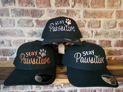 Designbeispiele bestickte Cap Stay Pawsitive als Geschenkidee der Pfötchenboutique