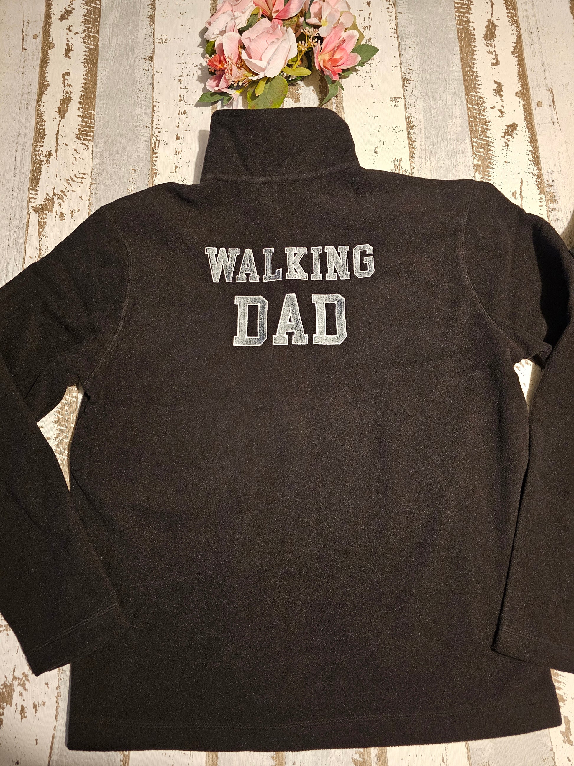 Bestickte Gassijacke aus Fleece mit der Aufschrift Walking Dad hinten und Dog Dad vorn durch die Prötchenboutique