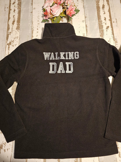 Bestickte Gassijacke aus Fleece mit der Aufschrift Walking Dad hinten und Dog Dad vorn durch die Prötchenboutique