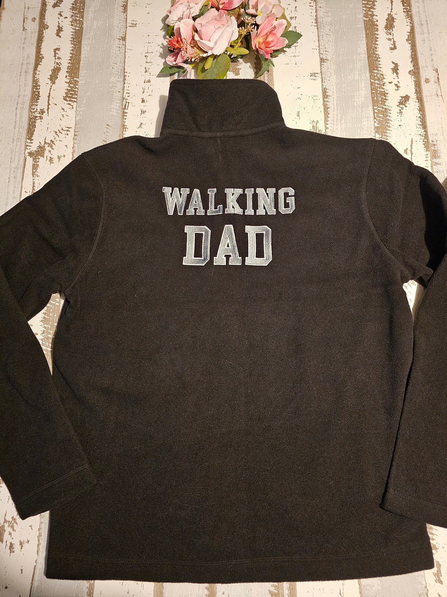 Bestickte Gassijacke aus Fleece mit der Aufschrift Walking Dad hinten und Dog Dad vorn durch die Prötchenboutique