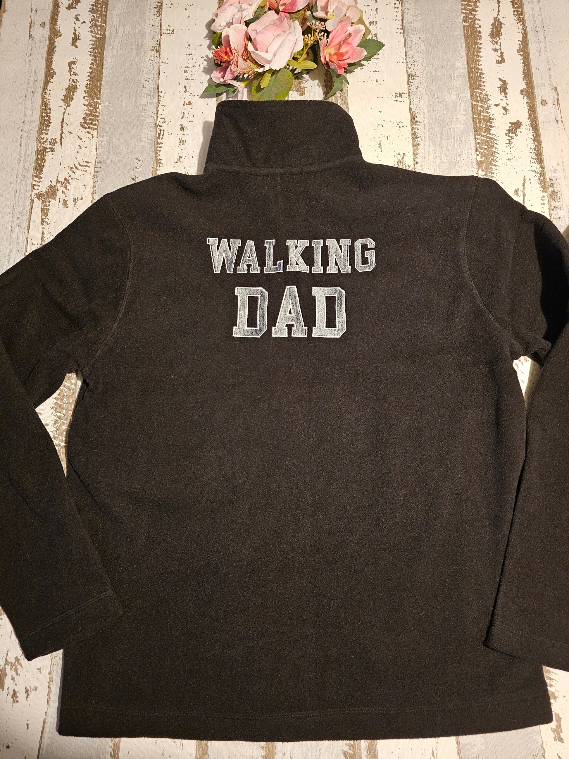 Bestickte Gassijacke aus Fleece mit der Aufschrift Walking Dad hinten und Dog Dad vorn durch die Prötchenboutique