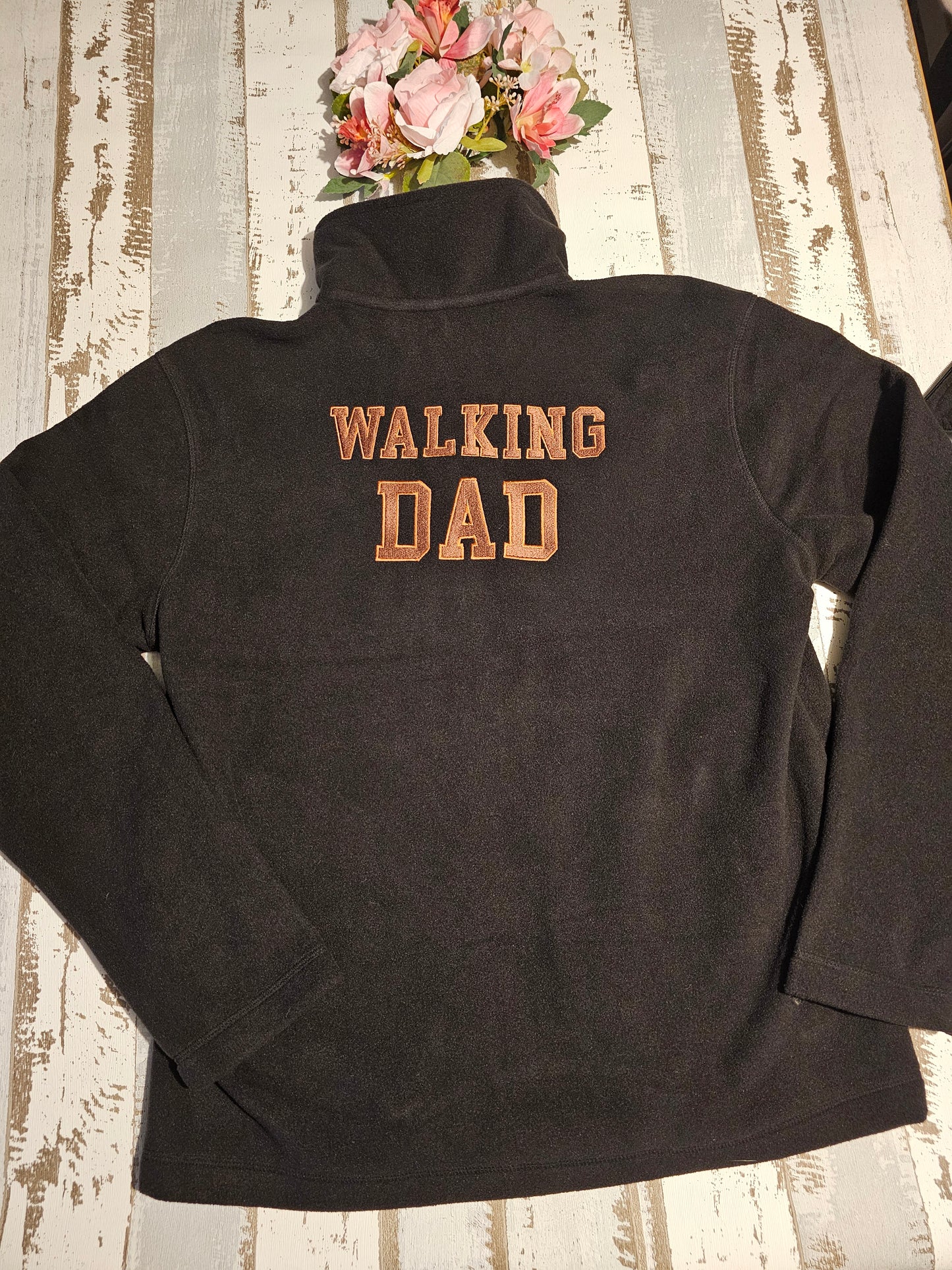 Bestickte Gassijacke aus Fleece mit der Aufschrift Walking Dad hinten und Dog Dad vorn durch die Prötchenboutique