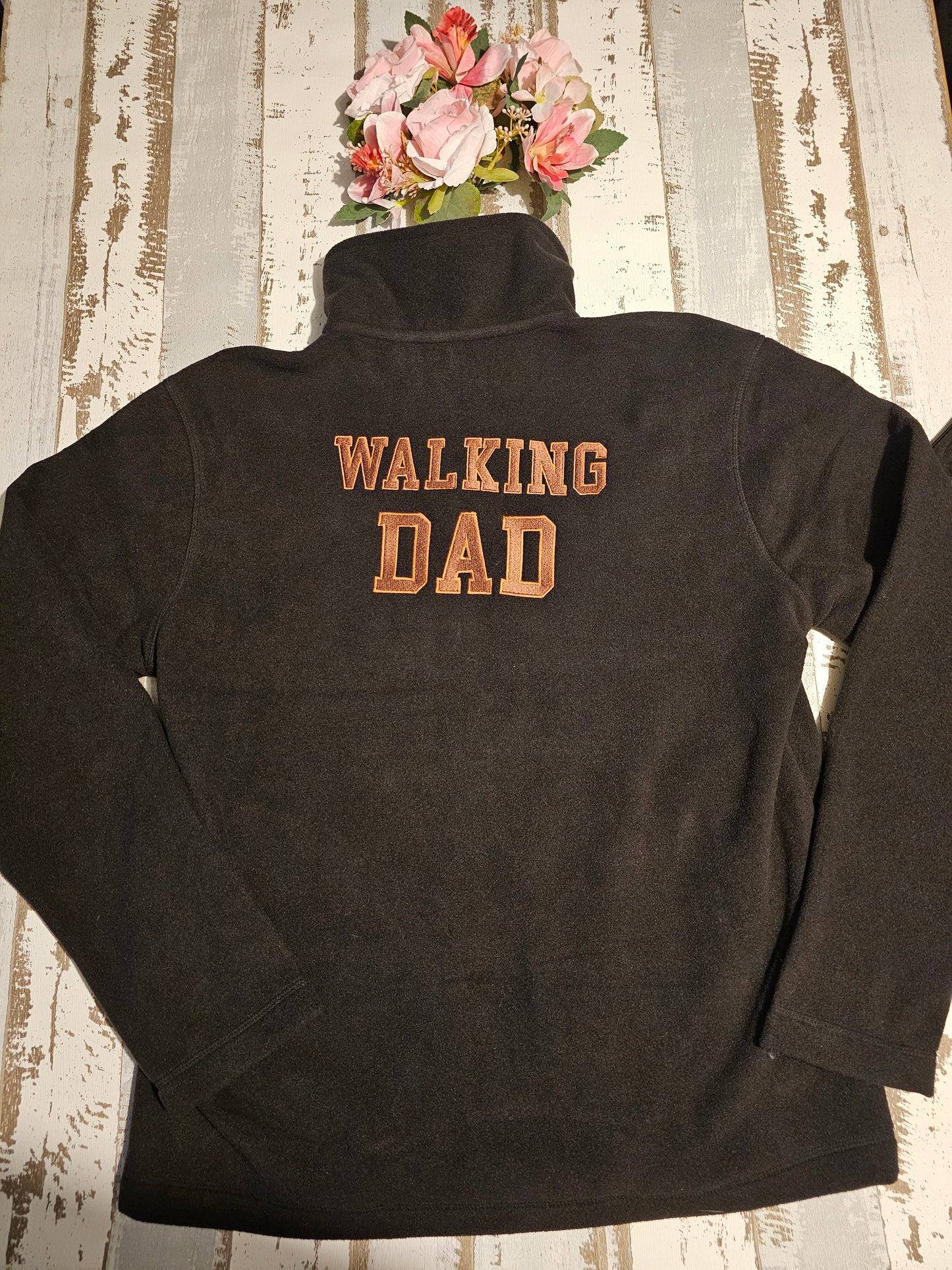 Bestickte Gassijacke aus Fleece mit der Aufschrift Walking Dad hinten und Dog Dad vorn durch die Prötchenboutique