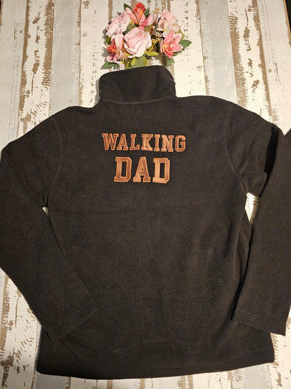 Bestickte Gassijacke aus Fleece mit der Aufschrift Walking Dad hinten und Dog Dad vorn durch die Prötchenboutique