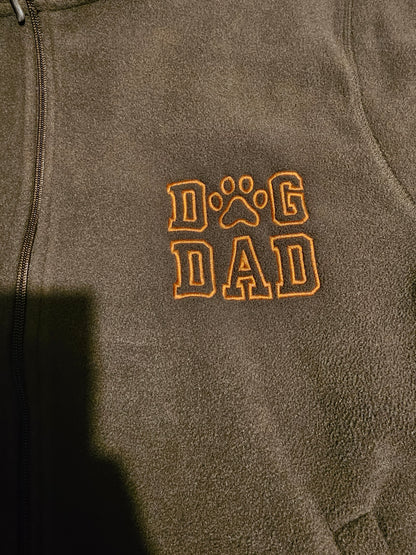 Bestickte Gassijacke aus Fleece mit der Aufschrift Walking Dad hinten und Dog Dad vorn durch die Prötchenboutique
