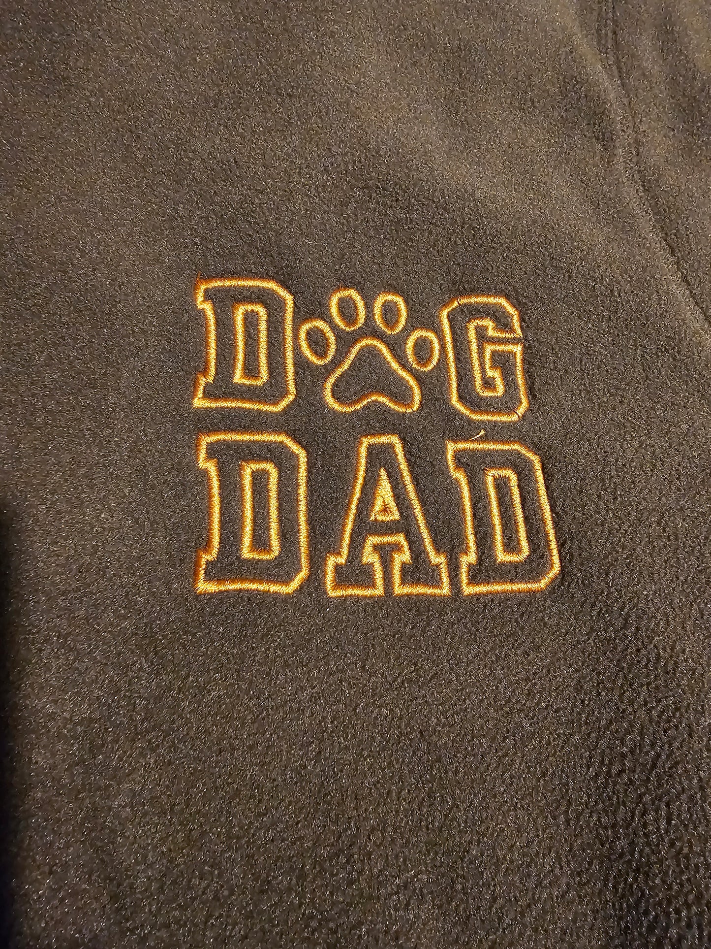 Bestickte Gassijacke aus Fleece mit der Aufschrift Walking Dad hinten und Dog Dad vorn durch die Prötchenboutique