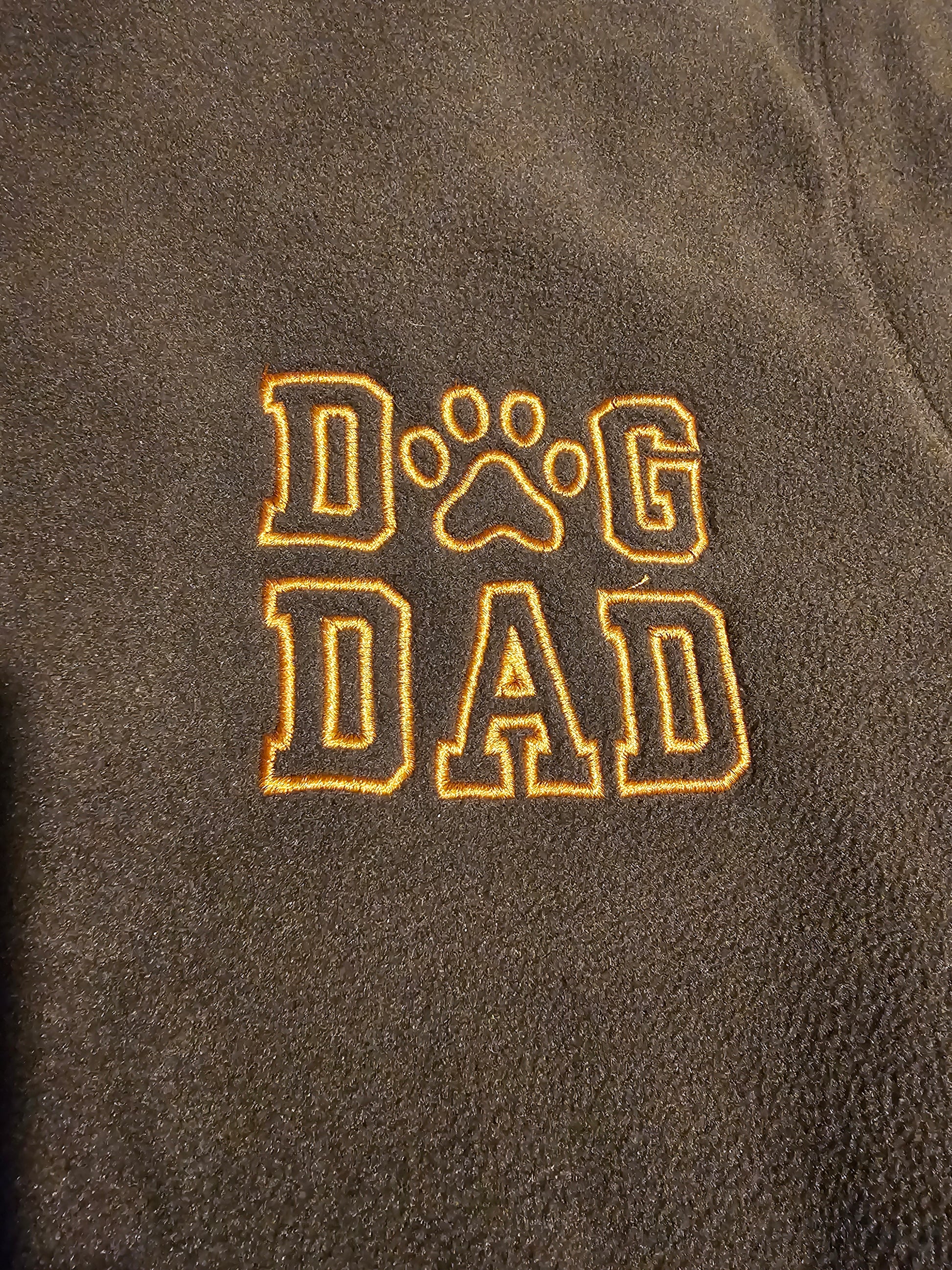 Bestickte Gassijacke aus Fleece mit der Aufschrift Walking Dad hinten und Dog Dad vorn durch die Prötchenboutique