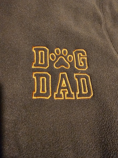 Bestickte Gassijacke aus Fleece mit der Aufschrift Walking Dad hinten und Dog Dad vorn durch die Prötchenboutique