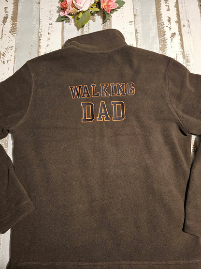 Bestickte Gassijacke aus Fleece mit der Aufschrift Walking Dad hinten und Dog Dad vorn durch die Prötchenboutique