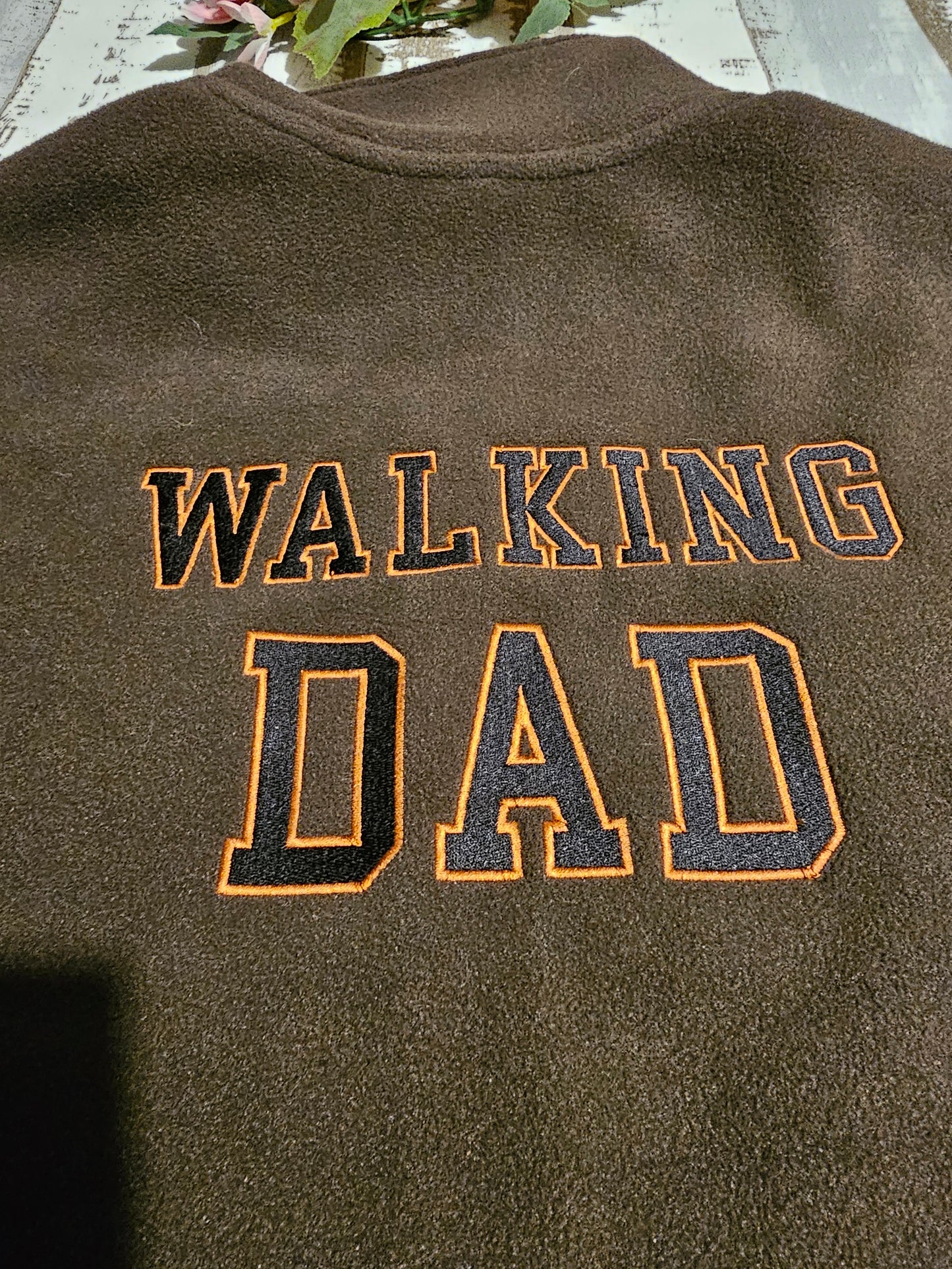 Bestickte Gassijacke aus Fleece mit der Aufschrift Walking Dad hinten und Dog Dad vorn durch die Prötchenboutique