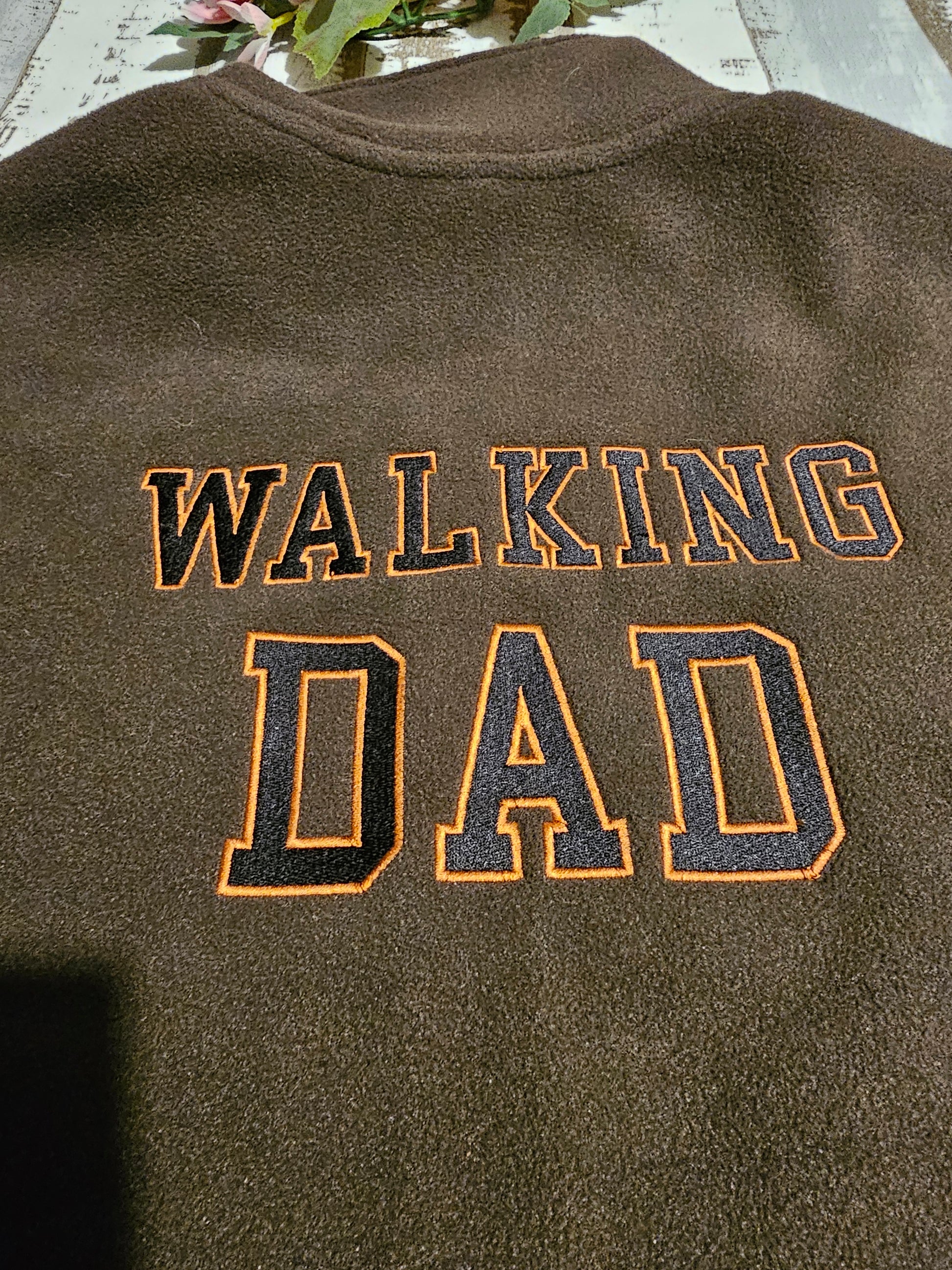 Bestickte Gassijacke aus Fleece mit der Aufschrift Walking Dad hinten und Dog Dad vorn durch die Prötchenboutique