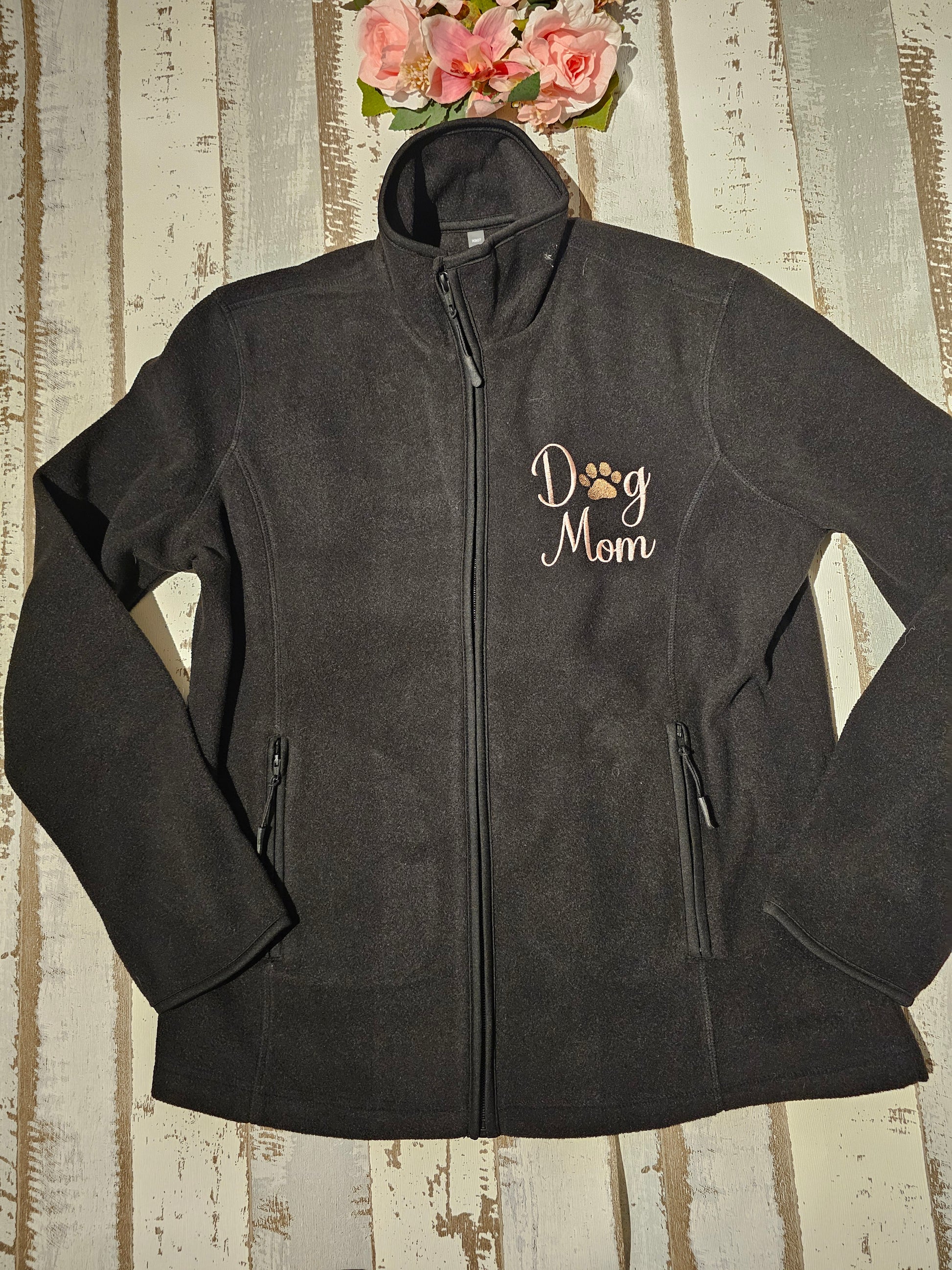 Bestickte Gassijacke mit Dog mom Logo vorn der Pfötchenboutique