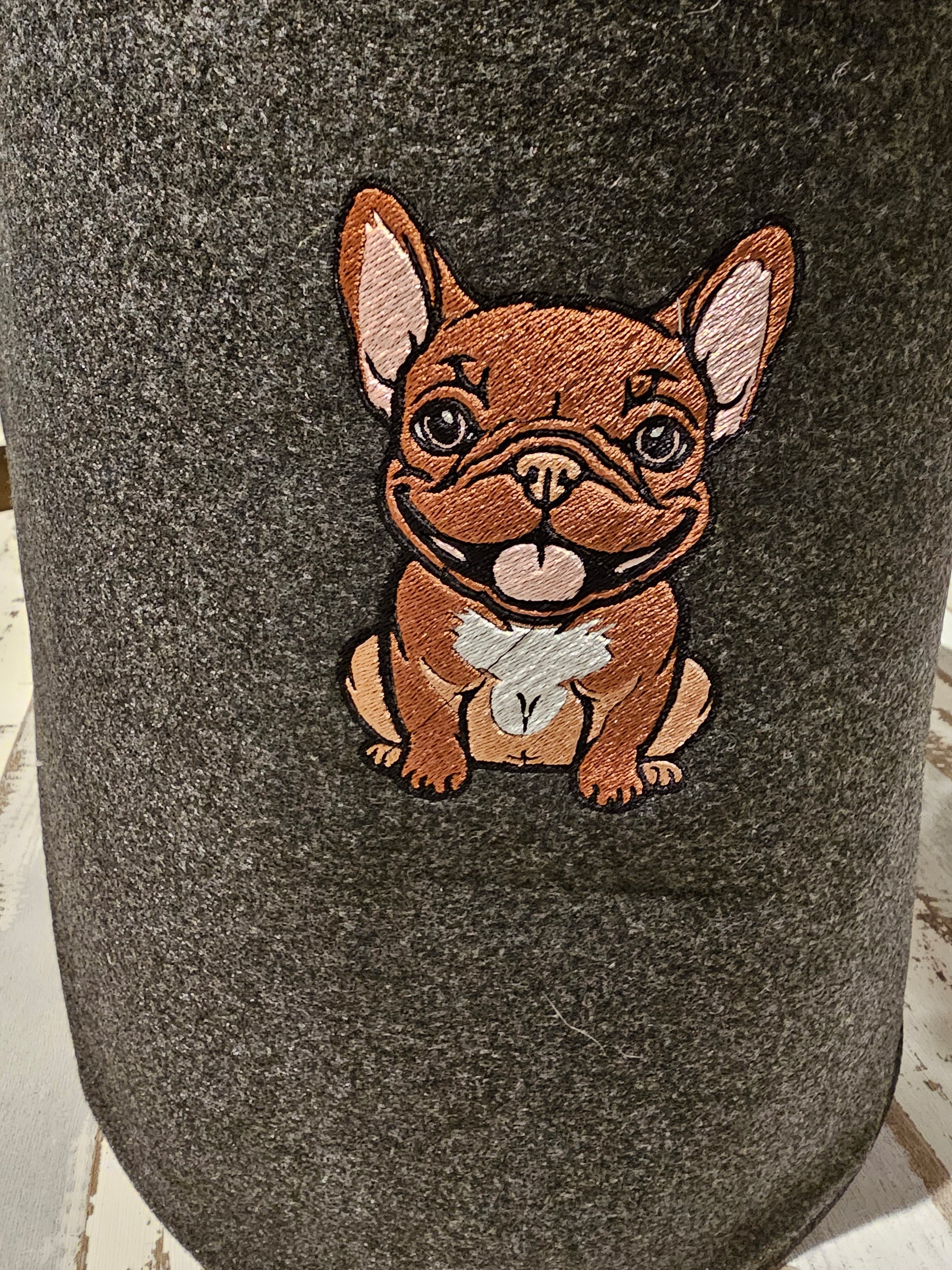 Spielzeugkorb für Hunde bestickt mit dem Motiv French Bulldog durch die Pfötchenboutique