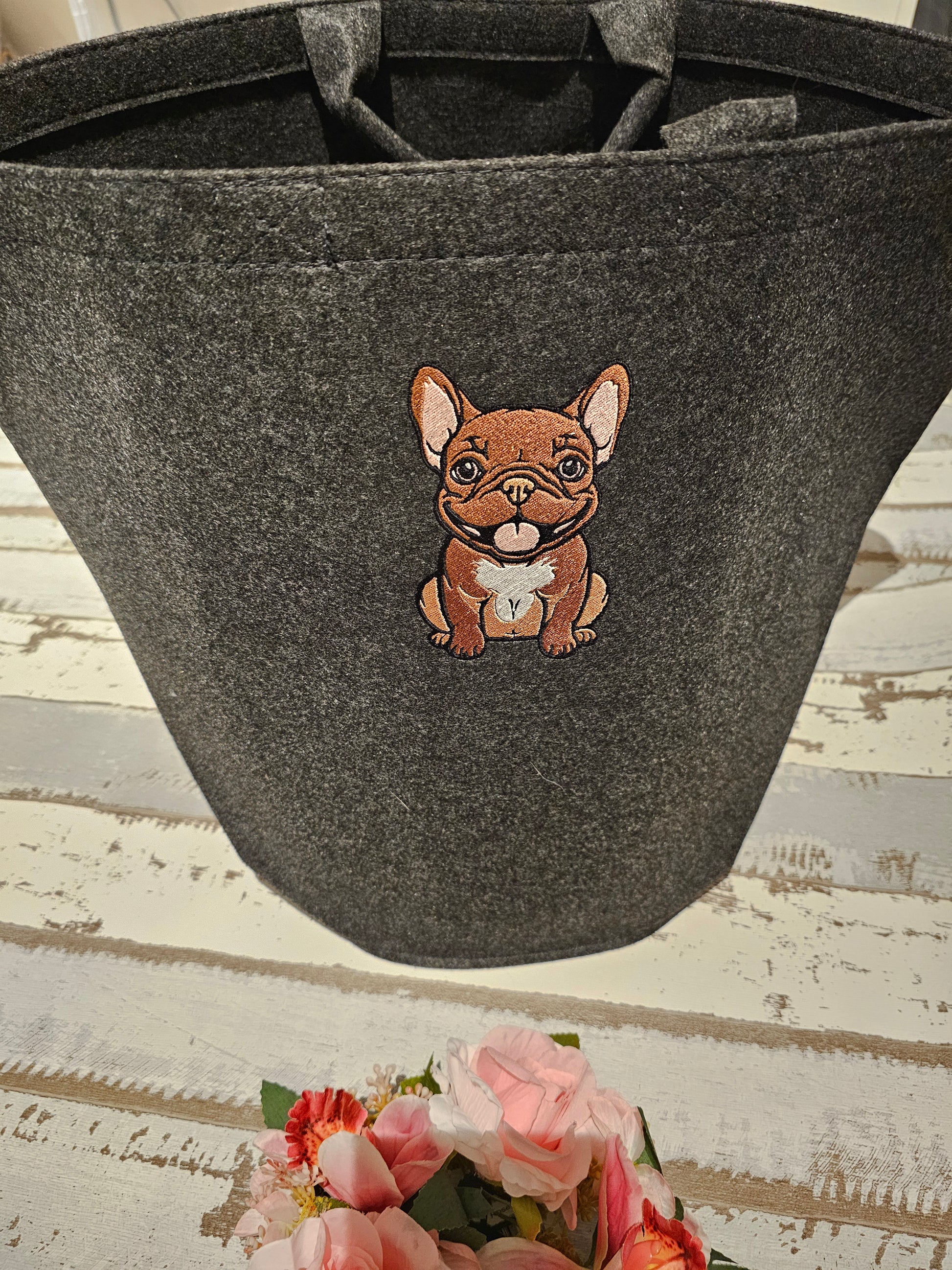 Spielzeugkorb für Hunde bestickt mit dem Motiv French Bulldog durch die Pfötchenboutique