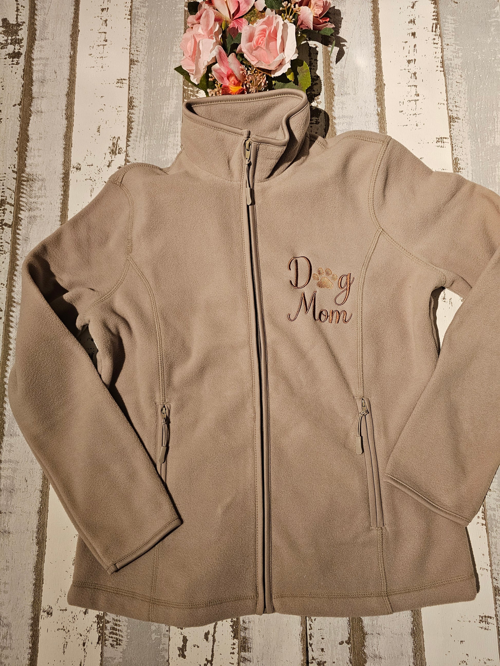 Bestickte Fleecejacke mit Hundelogo auf dem Rücken von der Pfötchenboutique