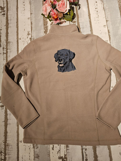 Bestickte Fleecejacke mit Hundelogo auf dem Rücken von der Pfötchenboutique