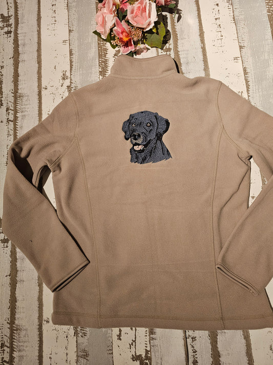 Bestickte Fleecejacke mit Hundelogo auf dem Rücken von der Pfötchenboutique