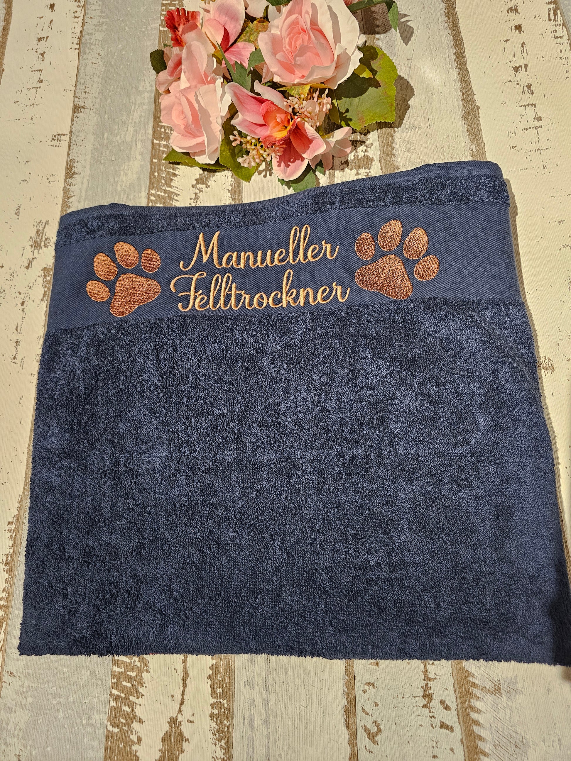 Handtuch bestickt mit der Aufschrift "Manueller Felltrockner" für Haustiere. Bestickt von der Pfötchenboutique