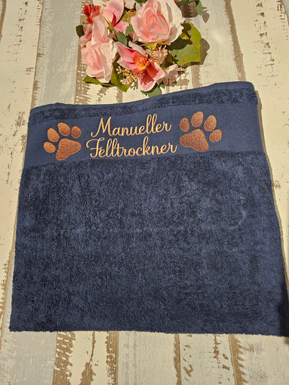 Handtuch bestickt mit der Aufschrift "Manueller Felltrockner" für Haustiere. Bestickt von der Pfötchenboutique