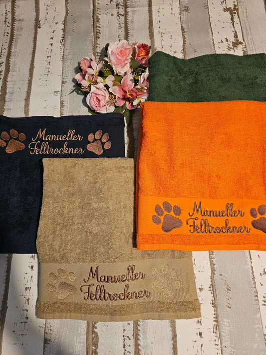 Handtuch bestickt mit der Aufschrift "Manueller Felltrockner" für Haustiere. Bestickt von der Pfötchenboutique