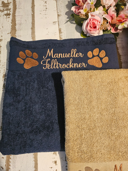 Handtuch bestickt mit der Aufschrift "Manueller Felltrockner" für Haustiere. Bestickt von der Pfötchenboutique